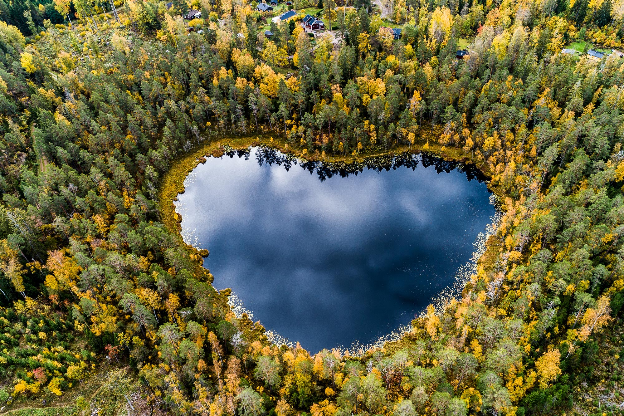 Sjö som ser ut som ett hjärta